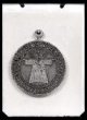 Kristův kabátek trevírský. Pamětní medaile z r. 1891. Na druhé straně římská brána v Trevíru