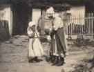 Žena v šatce s dětmi v Javorníku
