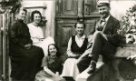 Rodina řídícího učitele Josefa Knedlhanse před jeho matiční menšinovou českou školou