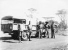 Skupina zaměstnanců Machulkovy expedice u auta