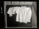 Dámská košile - halenka inspirovaná krojovými rukávci, s dírkovou výšivkou na přednici a rukávech, s vláčkovou krajkou u krku a o kraje rukávů