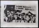 Ženy v krojích na lidové manifestaci, transparent Sbratření národů – záruka obrany republiky, fotografie.