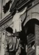 Odstraňování českých nápisů z průčelí jesenické radnice r. 1938 (reprofoto)