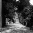 Jan Hora a Fuku pod schodištěm chrámu Ki-miidera Wakajama