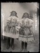 Dvě dívky ve svátečních krojích, stojící zpředu