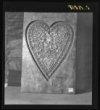 Dřevěná perníková forma, kolem 1880: srdce s panáčkem a panenkou s iniciálami IS