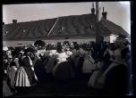 "U máje" o hodech v Lanžhotě, tančící krojované páry, v pozadí hostinec